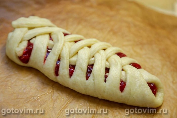 Пирог-плетенка с клюквой