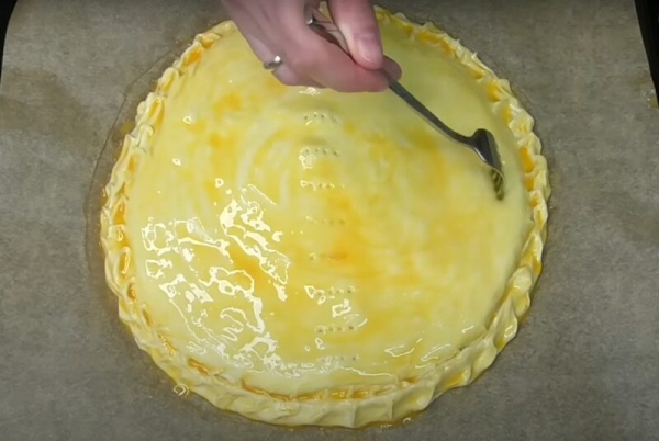 Ломается с хрустом, а внутри – мясной сюрприз. Рецепт сочного слоеного пирога из простых продуктов