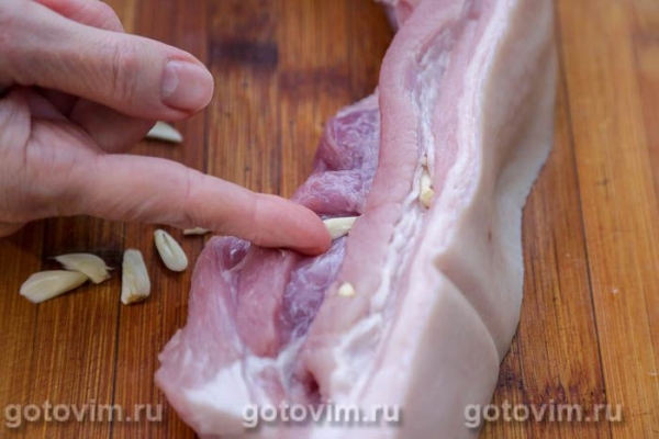 Свиная грудинка, зажаренная целым куском в мультиварке
