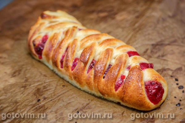 Пирог-плетенка с клюквой