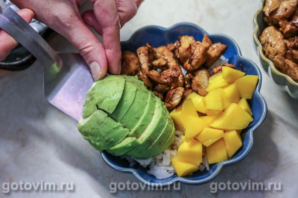 Поке с курицей, манго и авокадо Поке с курицей, манго и авокадо