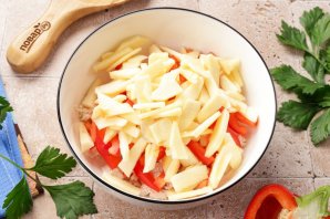 Салат с курицей, перцем и яблоком Салат с курицей, перцем и яблоком