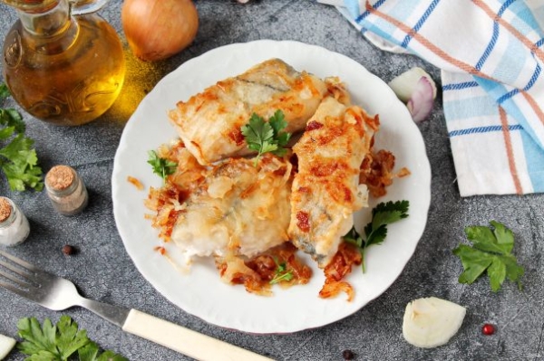 Пикша с луком Пикша с луком