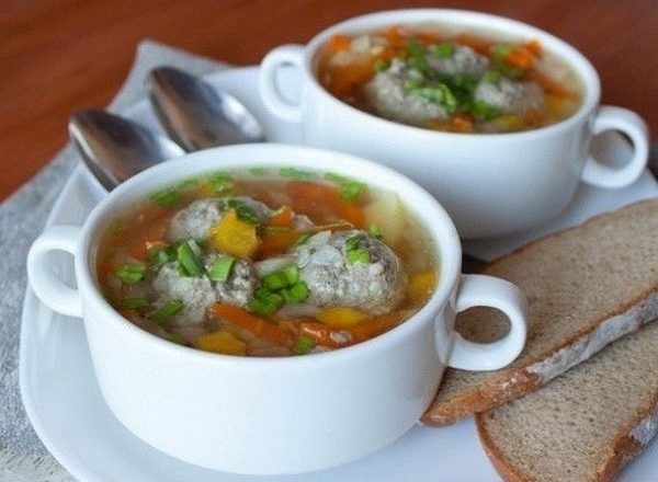 Простой суп с фрикадельками и овощной смесью Простой суп с фрикадельками и овощной смесью