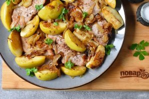 Свинина с яблоками и луком