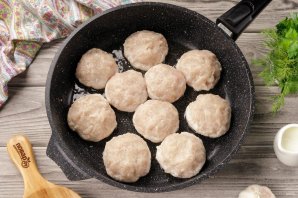 Куриные биточки в сливочном соусе Куриные биточки в сливочном соусе