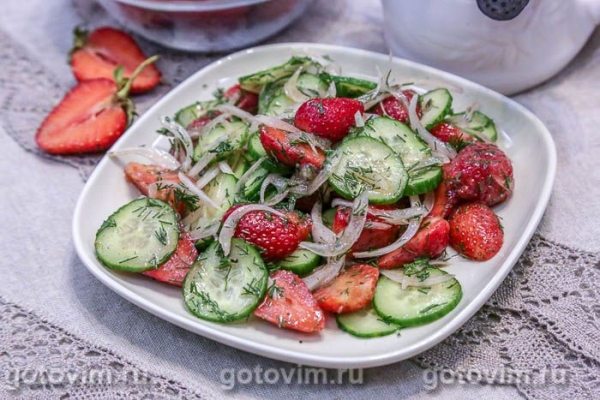 Салат из соленой клубники и огурцов