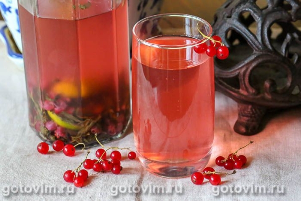Колд брю с зеленым чаем и красной смородиной Колд брю с зеленым чаем и красной смородиной