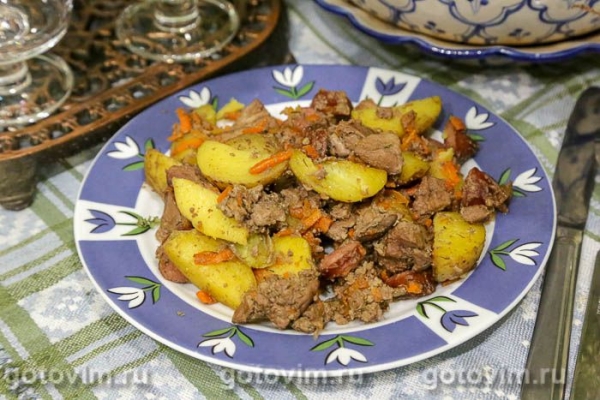 Поджарка из куриной печени с копчёными колбасками в мультиварке