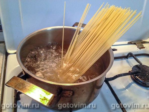 Спагетти с печёным перцем и сыром страчателла