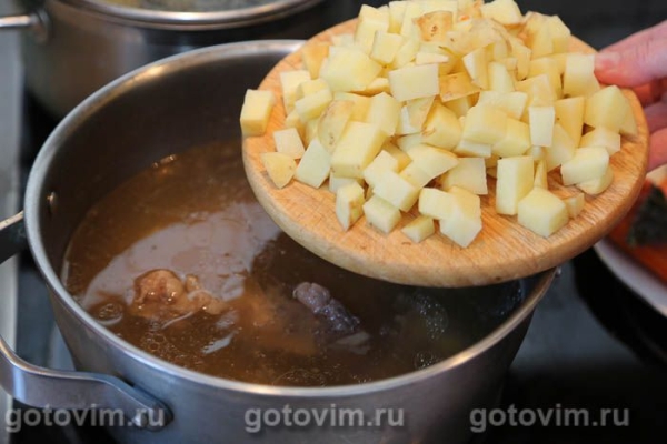 Ботвинник с мясом (суп с говядиной и свекольной ботвой)