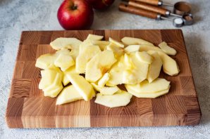 Слоеный пирог с яблоками из готового теста