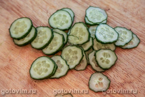 Салат с черемшой, овощами и творогом