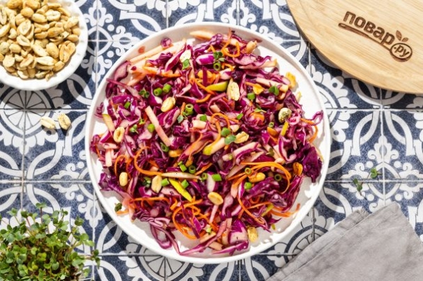 Салат из красной капусты с яблоками и арахисом Салат из красной капусты с яблоками и арахисом