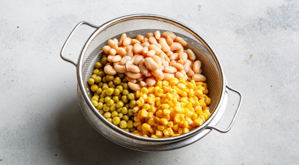 Салат с фасолью, кукурузой и сухариками, пошаговый рецепт с фото на 268 ккал Салат с фасолью, кукурузой и сухариками, пошаговый рецепт с фото на 268 ккал