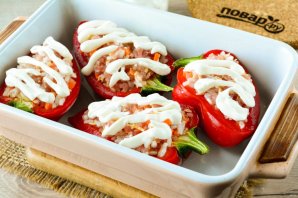 Фаршированные перцы в духовке половинками с сыром Фаршированные перцы в духовке половинками с сыром