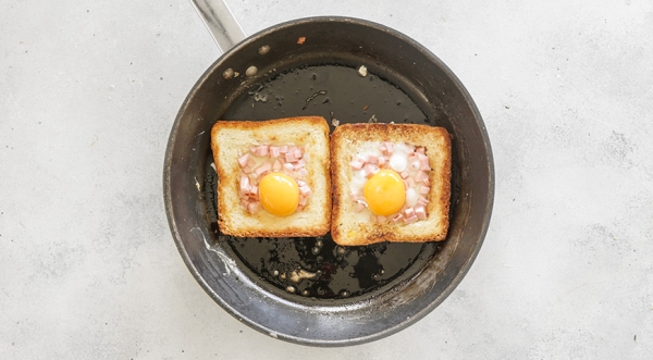 Яичница в хлебе на сковороде с колбасой и сыром, пошаговый рецепт с фото на 836 ккал Яичница в хлебе на сковороде с колбасой и сыром, пошаговый рецепт с фото на 836 ккал
