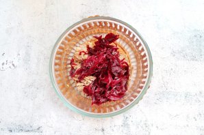 Салат с говядиной, свеклой, зеленым горошком и красным луком