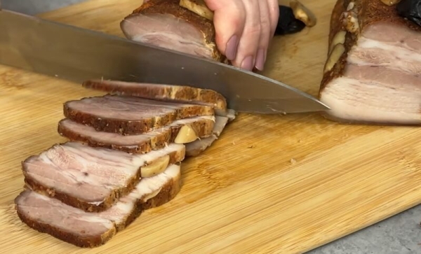 Вместо дорогой колбасы. Грудинка для нарезки к Новогоднему столу — невероятно вкусно и просто Вместо дорогой колбасы. Грудинка для нарезки к Новогоднему столу — невероятно вкусно и просто