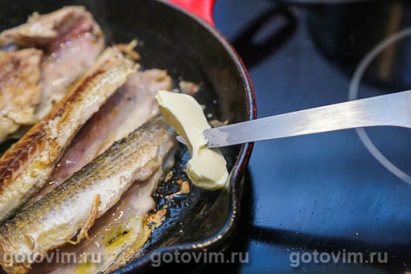 Кефаль, жаренная с апельсином и чесноком