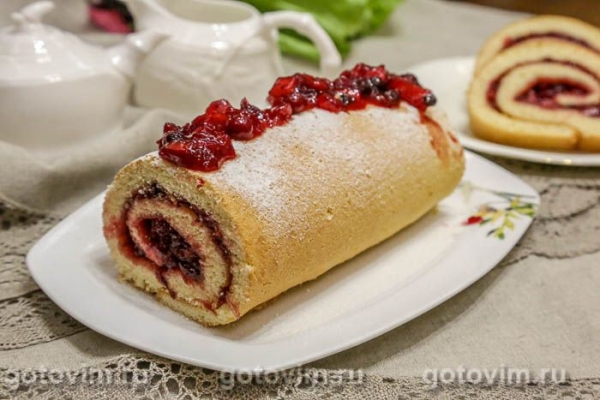 Бисквитный рулет с клюквой, яблоками и апельсином