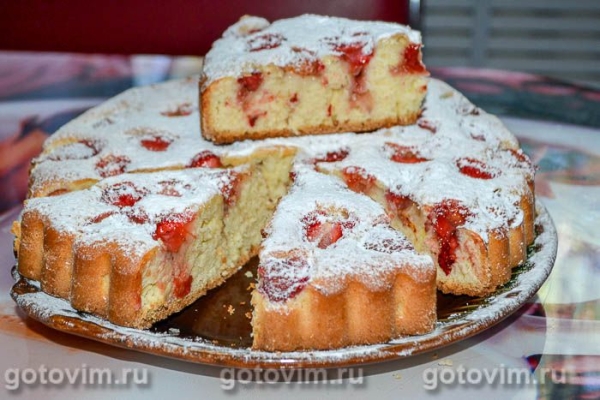 Пирог на кефире с клубникой