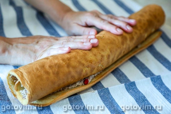 Бисквитный рулет с баварским кремом с земляникой