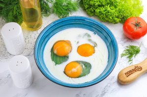 Омлет с зеленым луком на сковороде Омлет с зеленым луком на сковороде