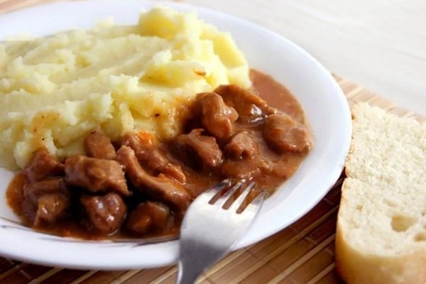 Гуляш из говядины с пюре и подливой Гуляш из говядины с пюре и подливой