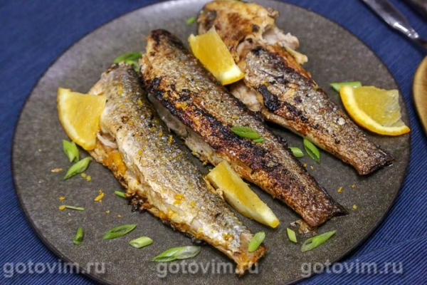 Кефаль, жаренная с апельсином и чесноком