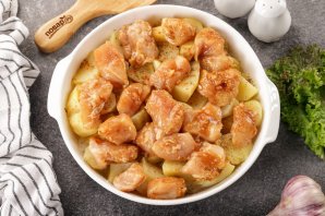 Куриная грудка, запеченная с картофелем Куриная грудка, запеченная с картофелем