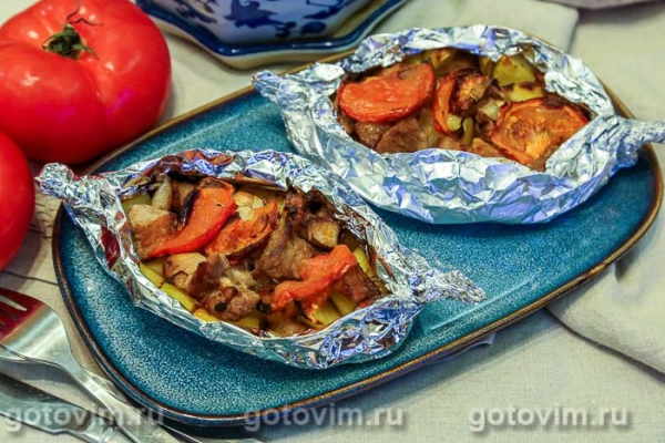 Свинина с картофелем в лодочках из фольги