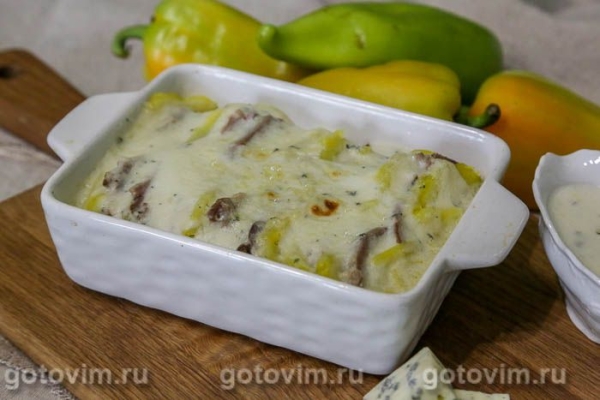 Запеканка из свиного языка с картофелем и сырным соусом бешамель в микроволновке
