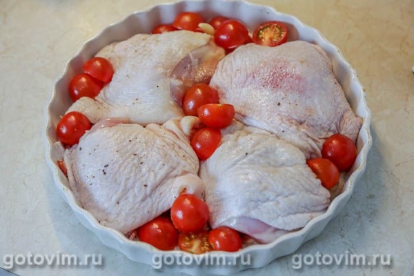 Куриные бедра, запеченные с беконом, помидорами и сыром моцарелла Куриные бедра, запеченные с беконом, помидорами и сыром моцарелла