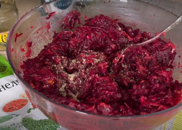 И салат, и гарнир, и закуска. Такой рецепт из свёклы мне ещё не встречался И салат, и гарнир, и закуска. Такой рецепт из свёклы мне ещё не встречался