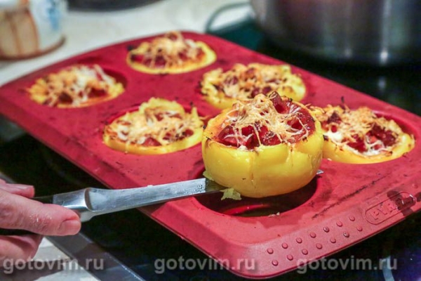 Мятая картошка, запеченная с колбасой чоризо и сыром