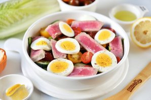 Салат с отварным тунцом