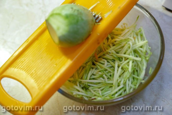 Рулет из мясного фарша с кабачками в беконе