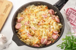 Тушеная капуста с сосисками Тушеная капуста с сосисками