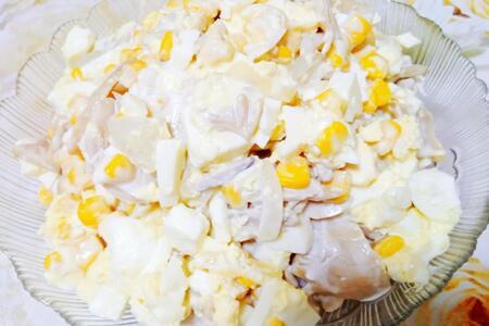 Салат с кукурузой и шампиньонами Салат с кукурузой и шампиньонами