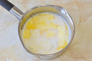 Торт с консервированными персиками и взбитыми сливками Торт с консервированными персиками и взбитыми сливками