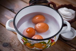 Яйца фаршированные шпротами Яйца фаршированные шпротами