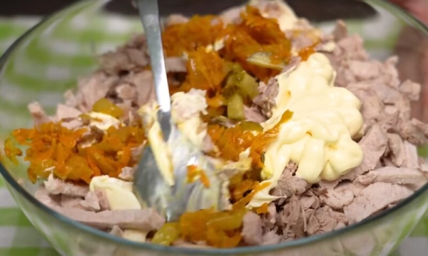 Готовлю на все праздники. Очень вкусный салат «Обжорка» Готовлю на все праздники. Очень вкусный салат «Обжорка»