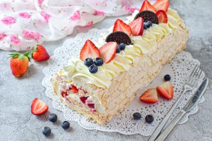 Меренговый рулет с клубникой и брусникой Меренговый рулет с клубникой и брусникой