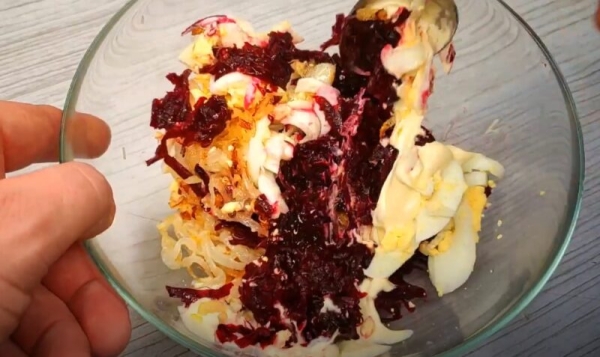 Бюджетный салат из свеклы на каждый день. Готовлю на перекус, обед или ужин Бюджетный салат из свеклы на каждый день. Готовлю на перекус, обед или ужин