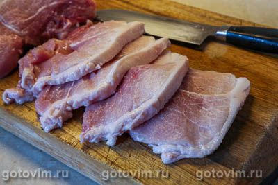Рулетики из свинины с солеными огурцами и морковью под сырной корочкой  Рулетики из свинины с солеными огурцами и морковью под сырной корочкой