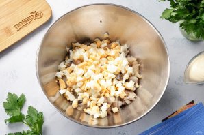 Салат со скумбрией и соленым огурцом Салат со скумбрией и соленым огурцом