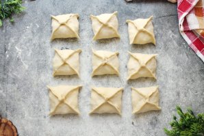 Пирожки с колбасой и сыром