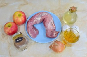 Свиная вырезка с яблоками и корицей Свиная вырезка с яблоками и корицей