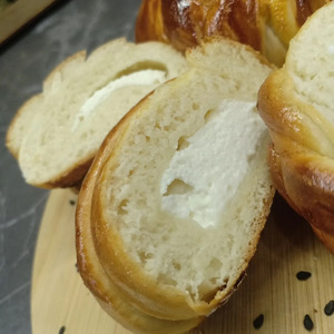 Рулет на дрожжевом тесте с творогом